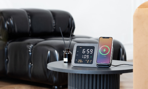 Настольные часы "Smart Screen" с беспроводным (15W) зарядным устройством, гигрометром, термометром, календарём, с подсветкой логотипа, черный